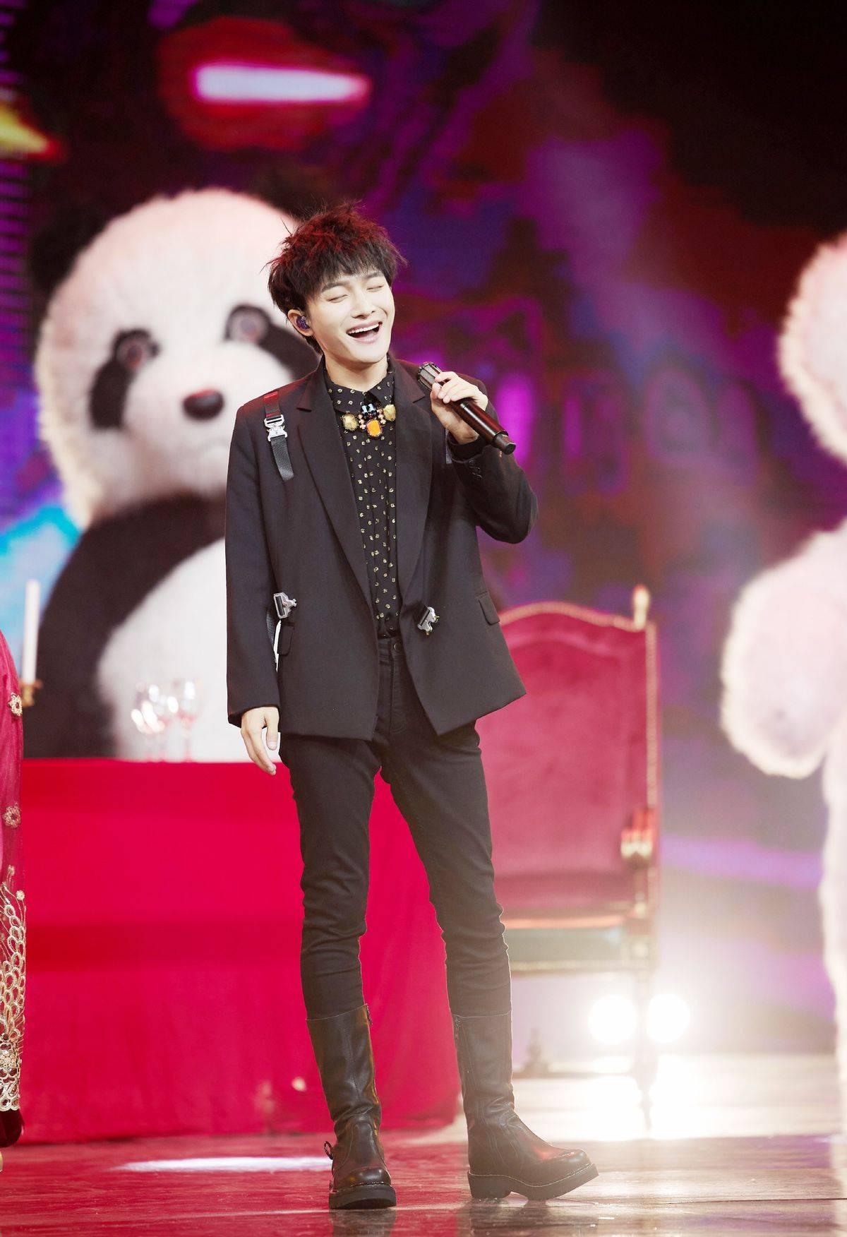 周深 小个子不适合穿西装?看到身高161cm周深的造型,你会改变看法