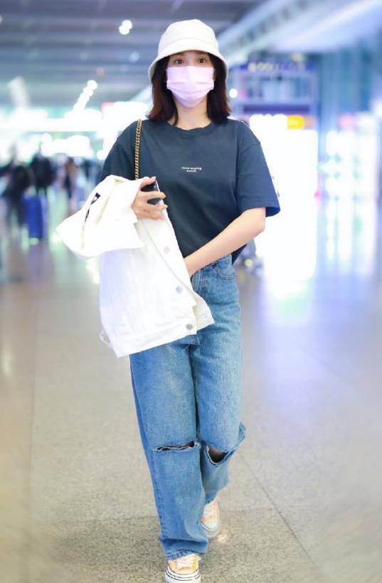 一身 别再穿“阔腿裤”了，烂大街！今年流行的“挖空裤”，清爽又有型