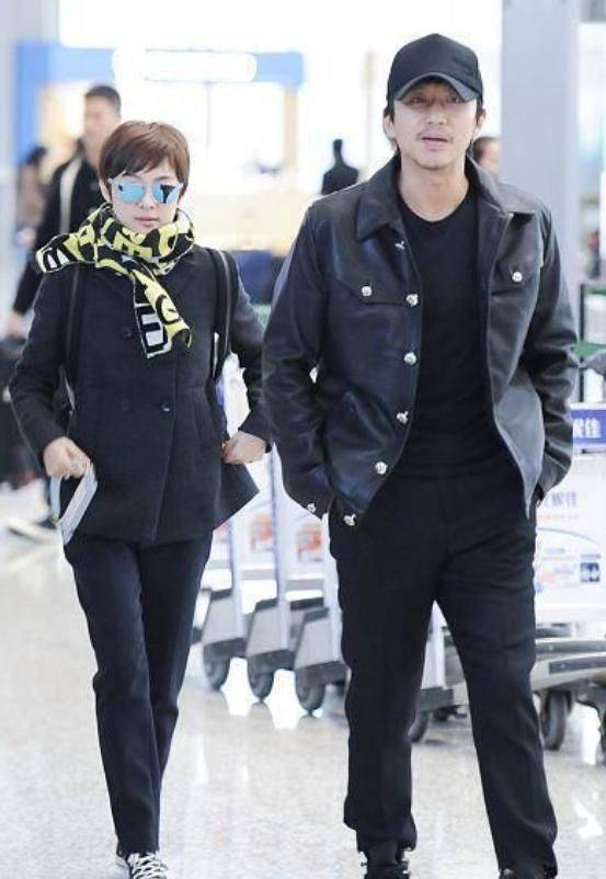 邓超 邓超带老婆出行,胡子拉碴开始变油腻,孙俪系花围巾有了阿姨味道