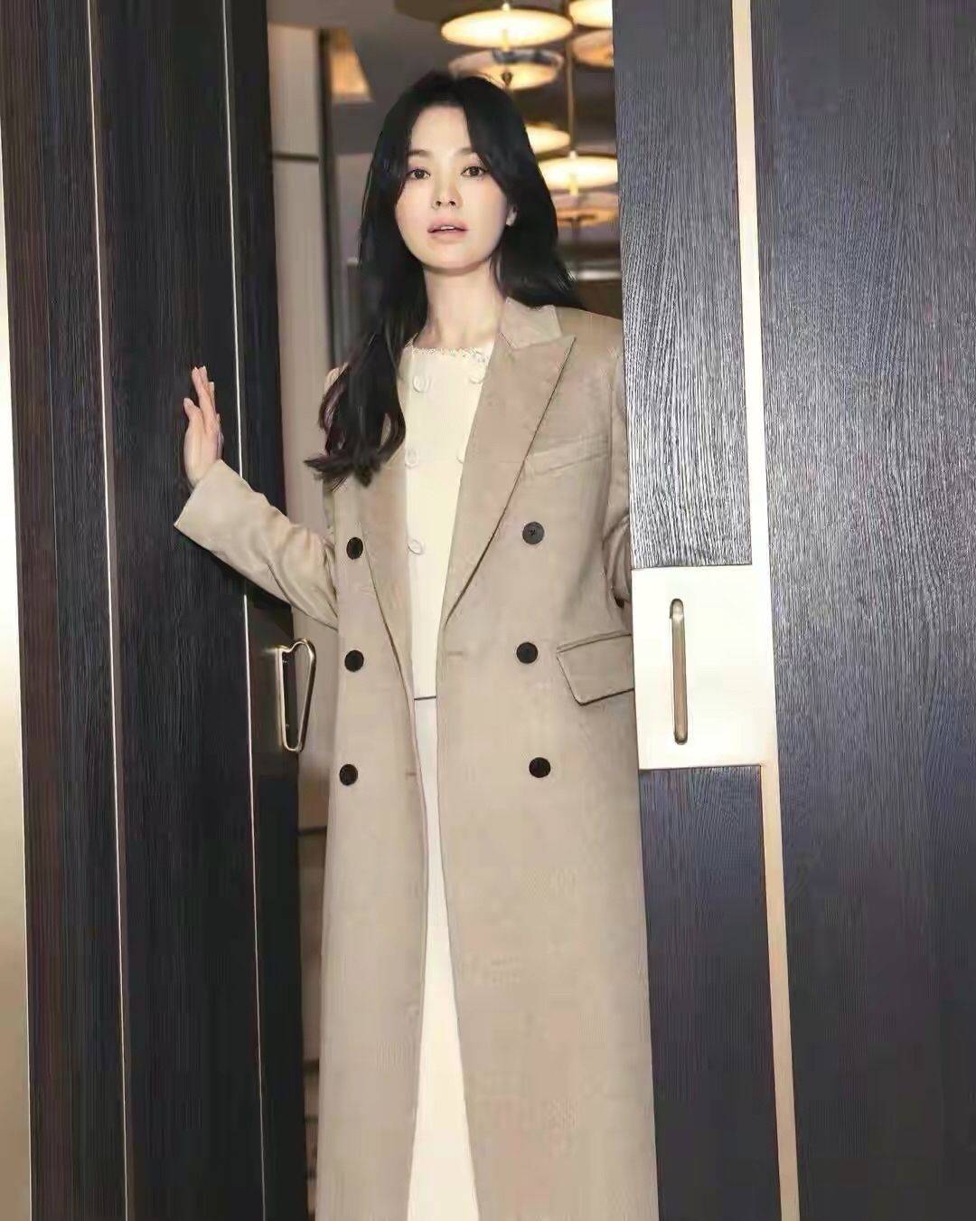 效果 宋慧乔新剧上演姐弟恋，轻熟风穿搭撩倒小奶狗，40岁阿姨快学起来
