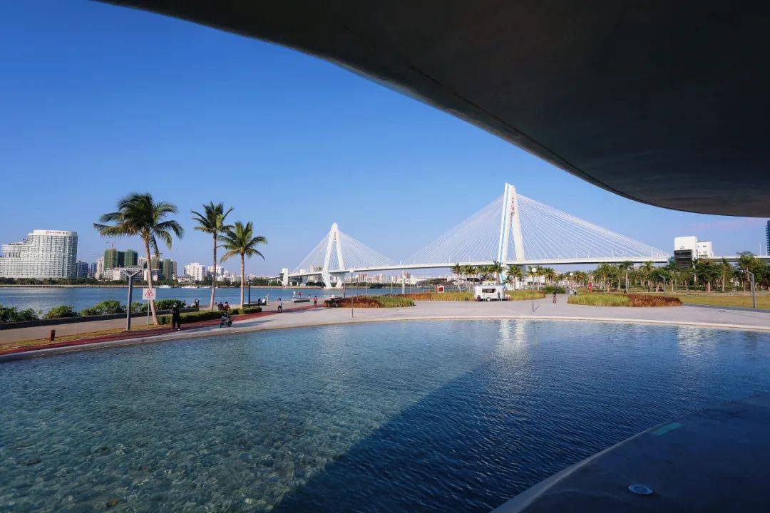 原创中国最美的海边图书馆之一海口城市新地标如天上云朵落在海边