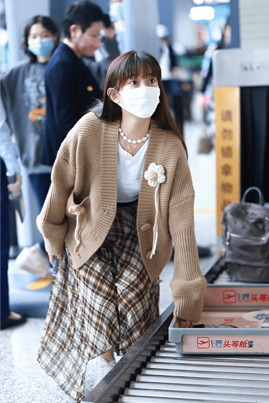 显得 孟子义的私服颜色虽然老气了点,可穿着却好美,像邻家小妹妹