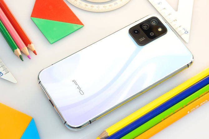 IPRO学生手机 P100 正式发布，全球首款自律智能旗舰