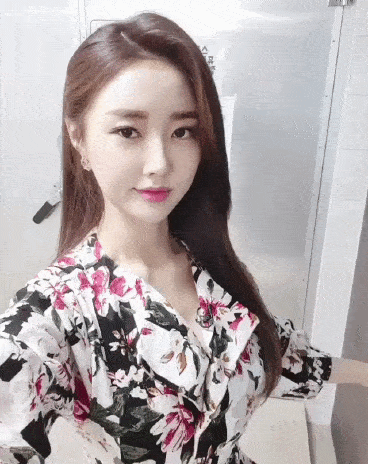 原创
            搞笑GIF：新交往的韩女友，长发瓜子脸樱桃嘴，这颜值可了吧？
                
                 
    搞笑GIF，搞笑动图分享！搞笑段子，幽默段子分享！