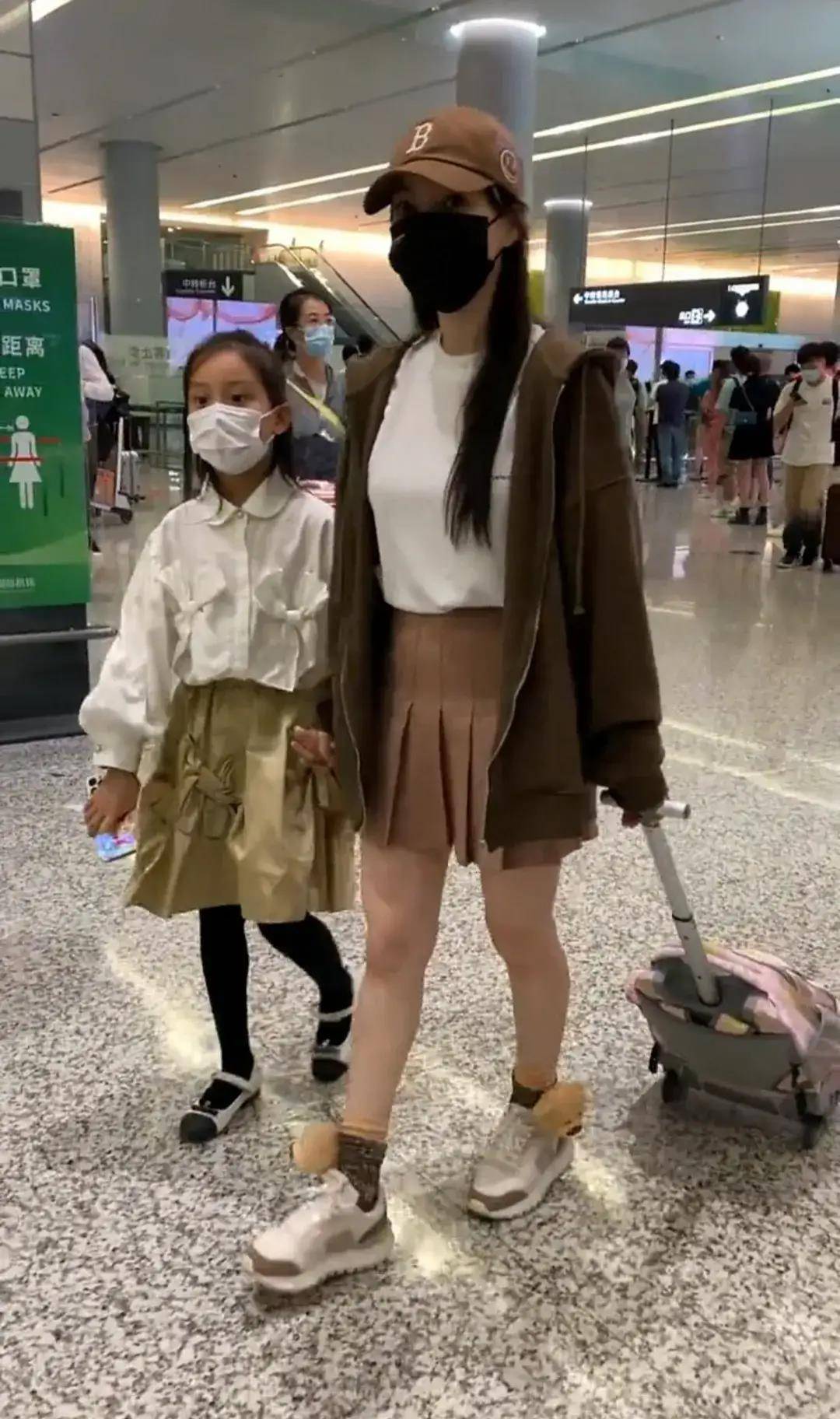 卫衣 李小璐牵着女儿走机场,穿卫衣外套配百褶裙,打扮得比女儿都嫩