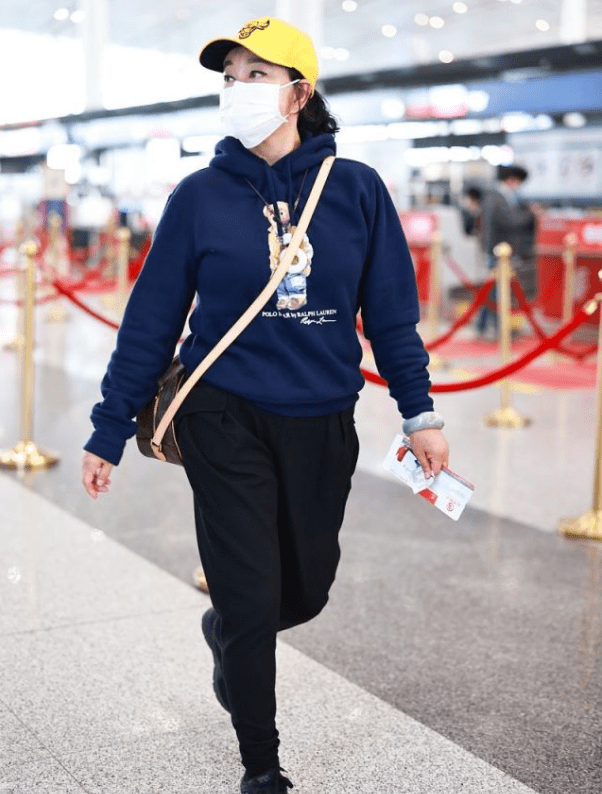 卫衣 刘晓庆69岁仍时髦,穿卫衣配小黄帽,青春活力不输小年轻