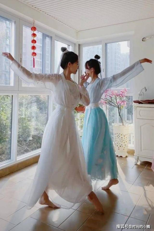 姐妹 双胞胎姐妹走红网络！长相清纯甜美，身材婀娜有致难怪穿啥都美