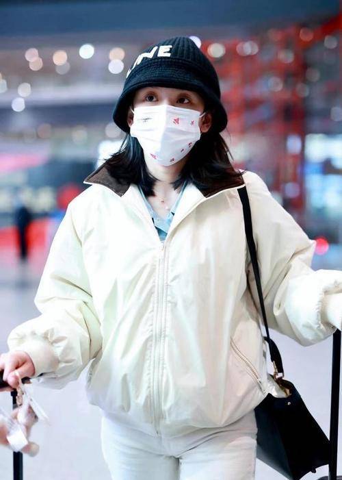 视觉 宋祖儿真没明星架子，走机场不用助理拉箱，棉服打扮学生样十足