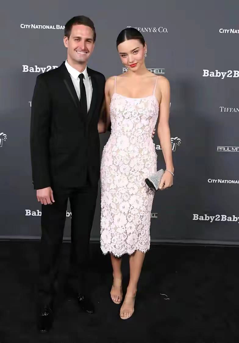 米兰达可儿携小7岁富豪老公亮相红毯三娃妈美成人间富贵花