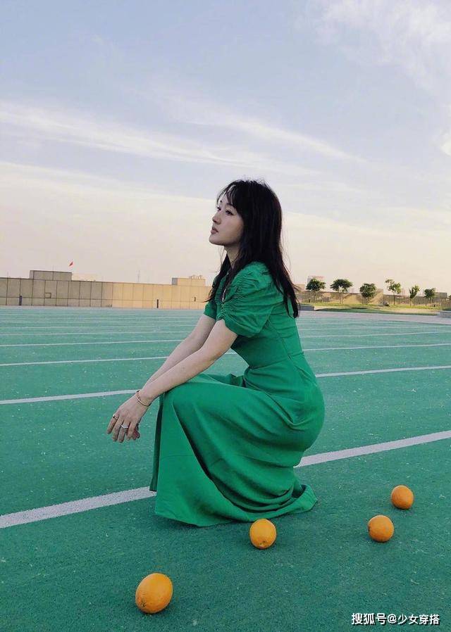 带着 杨钰莹真是不老女神，印花衬衫搭紧身短裤秀S曲线，49岁风韵不减