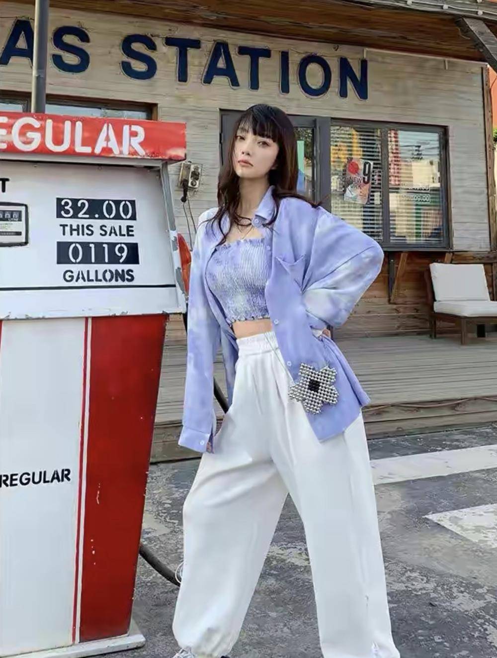 卫衣 李小璐牵着女儿走机场，穿卫衣外套配百褶裙，打扮得比女儿都嫩