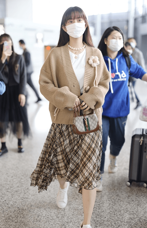 显得 孟子义的私服颜色虽然老气了点,可穿着却好美,像邻家小妹妹