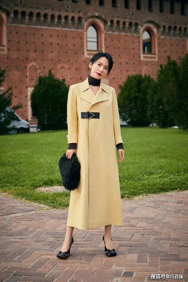 典范 俞飞鸿真是“岁月不败美人”的典范，50岁的她，身姿曼妙衣品超赞
