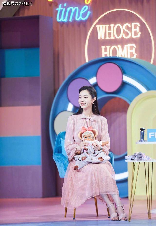 一身 宋轶与宋茜撞造型，穿同款香奈儿背心搭牛仔裤，美得清新又甜美