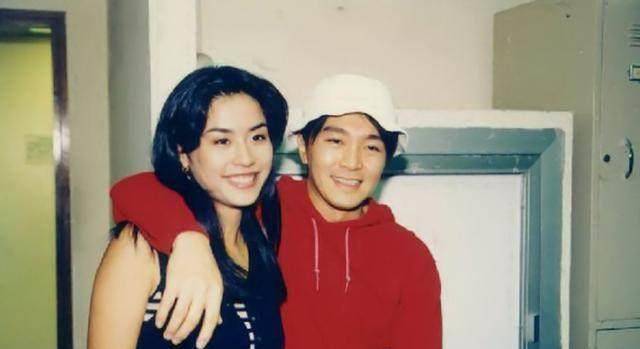 周星驰|周星驰早年《唐伯虎点秋香》罕见工作照，巩俐并不是最美