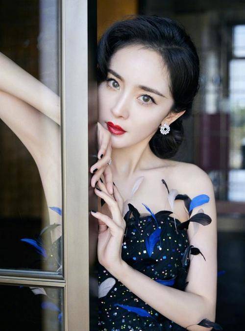 卷发 杨幂复古卷发亮相“芭莎慈善夜”，穿羽毛裙优雅又明艳，又惊艳了