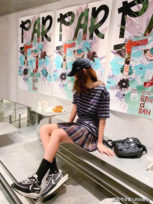 带着 陈赫娇妻张子萱好会穿，白T恤搭喇叭裤，活力清新哪像36岁俩娃妈