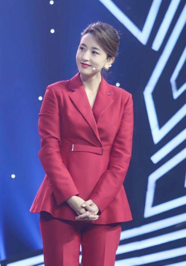 张蕾罕见这么华丽,穿金色长裙高贵亮眼,一头红发靓丽更摩登_职业装