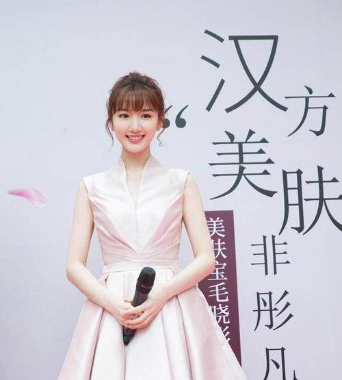 身材 难怪毛晓彤从不露腰，当她穿上露脐装后，这“奶棒腰”真实存在吗？