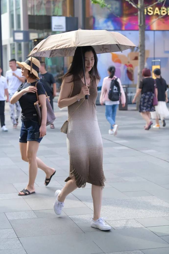 女生 简约活泼又少女的搭配方法，舒适随性还很优雅，彰显时尚风采