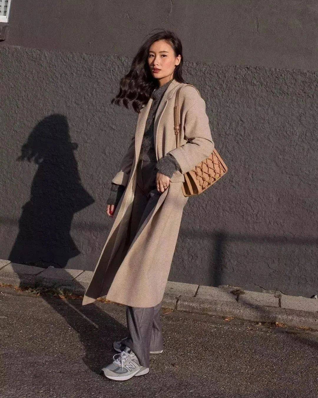 帆布鞋 大衣下面还是穿阔腿裤最“讲究”，配这3双鞋子，穿出体面和优雅