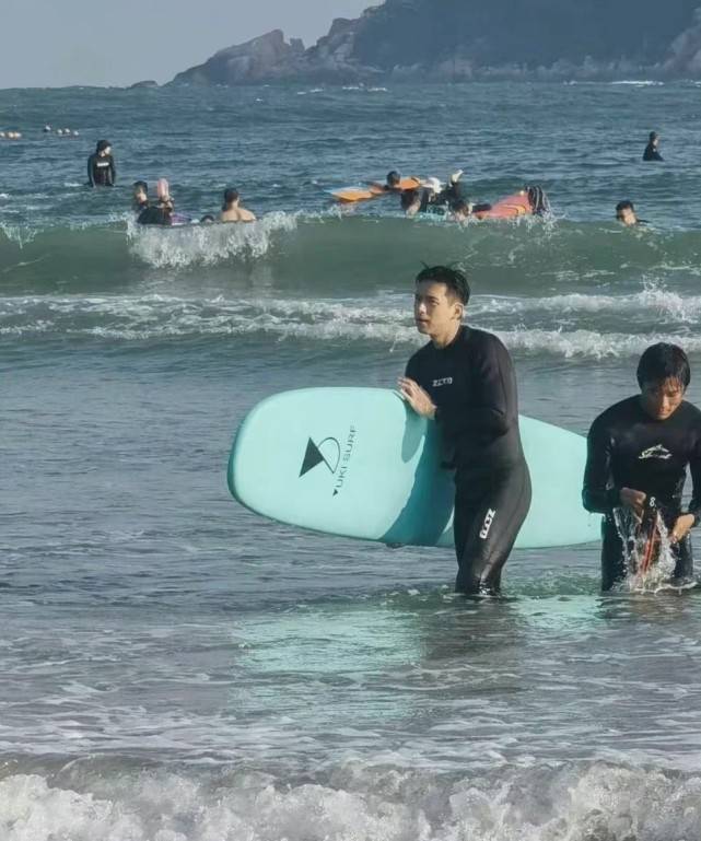 网友李现三亚冲浪被偶遇，湿发运动仿佛似偶像剧男主，身材比例太好了