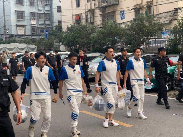 戴印|蔡国庆真不服老，53岁戴印花帽配白裤子显腿长，身材健壮仍如少年