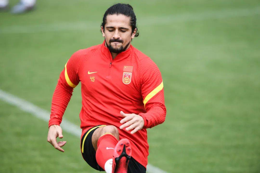 生死战荣誉战国足提前放眼2026年阿兰回巴西洛国富留中国