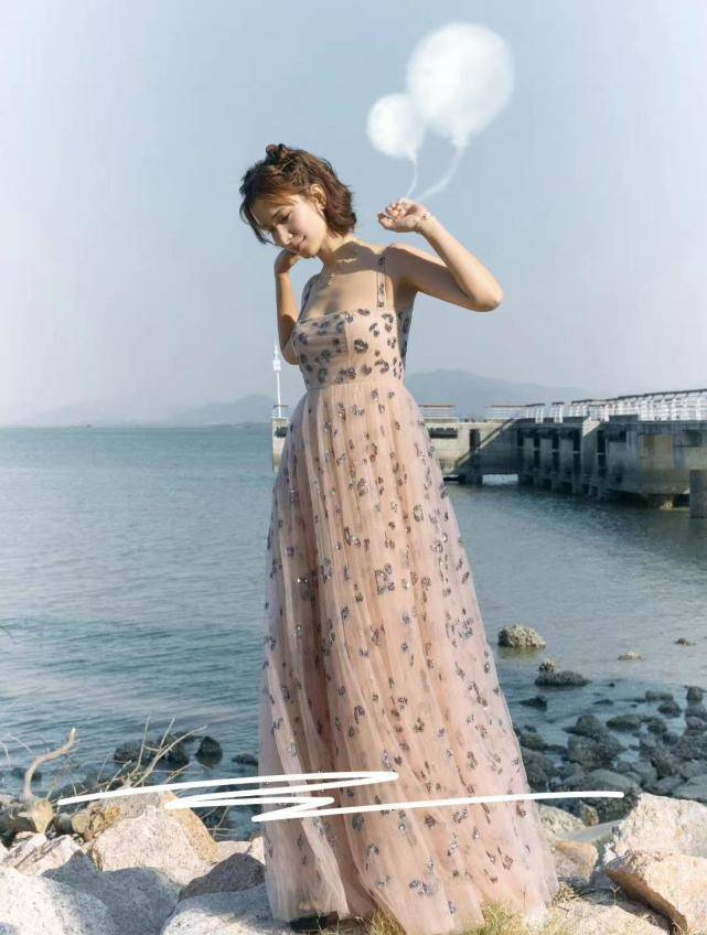 韩庚 韩庚夫妇十指紧扣走红毯，互动甜蜜满眼爱意，卢靖姗造型孕味十足