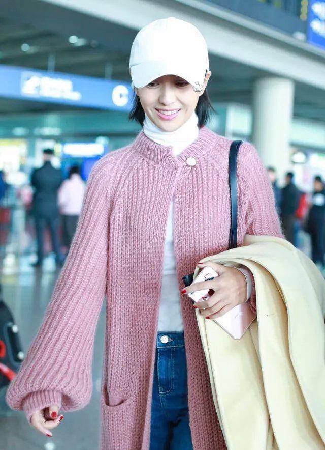 卫衣 38岁佟丽娅走机场太有亲和力，粉色开衫保暖又时髦