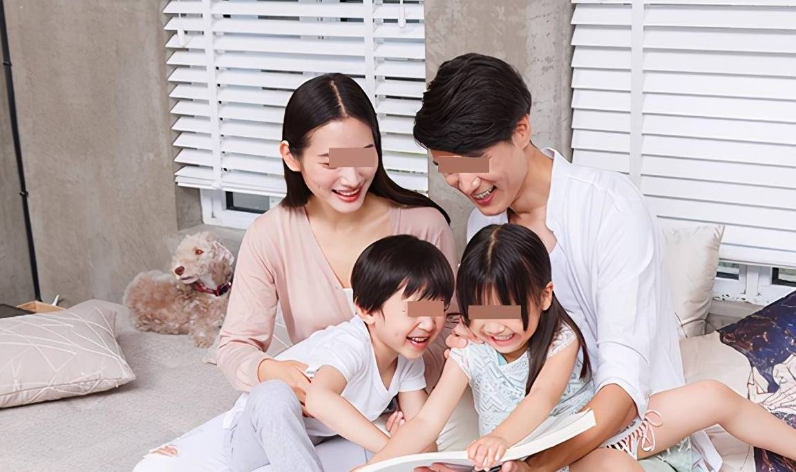 经济|妹妹上幼儿园哭闹，哥哥从大班赶来安慰，老师：哥哥太暖心了！