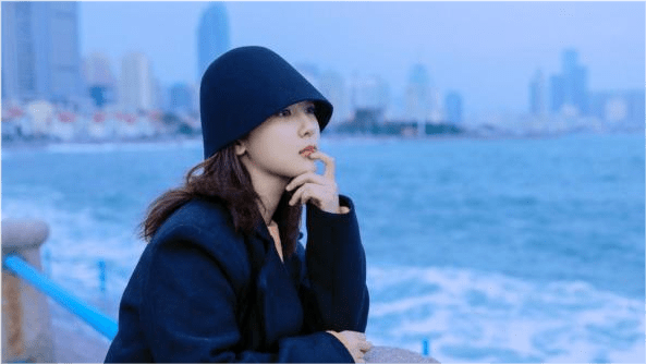 塑造出 杨紫解约后彻底变女强人！穿大衣美出新高度，?带?员工出游真壕气