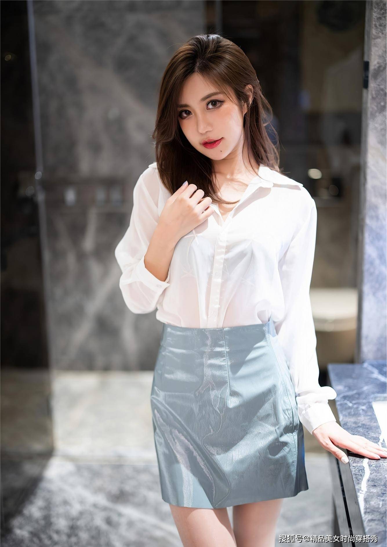 行李箱 白色衬衫搭配灰蓝色皮裙,知性又优雅,尽显职场女性魅力