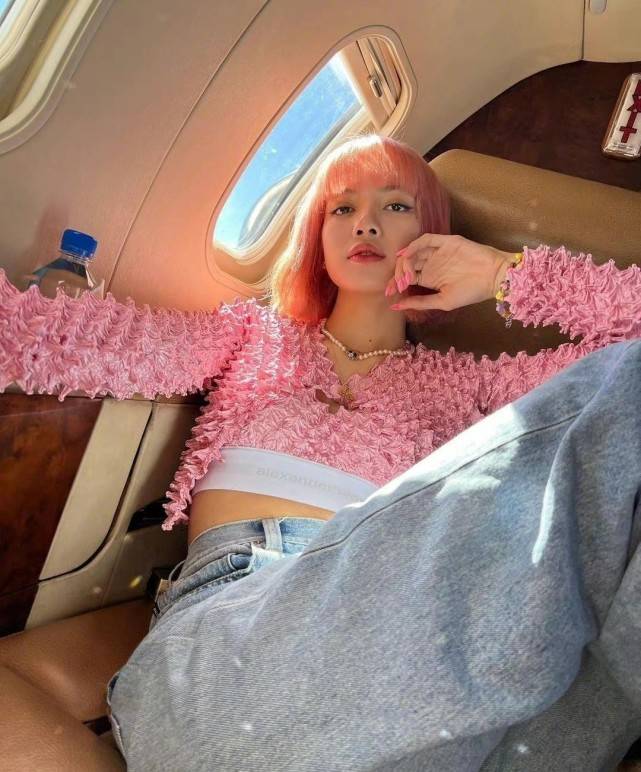 网友Lisa粉发素颜照曝光，彩色羽绒服轻松驾驭，生图颜值也好能打