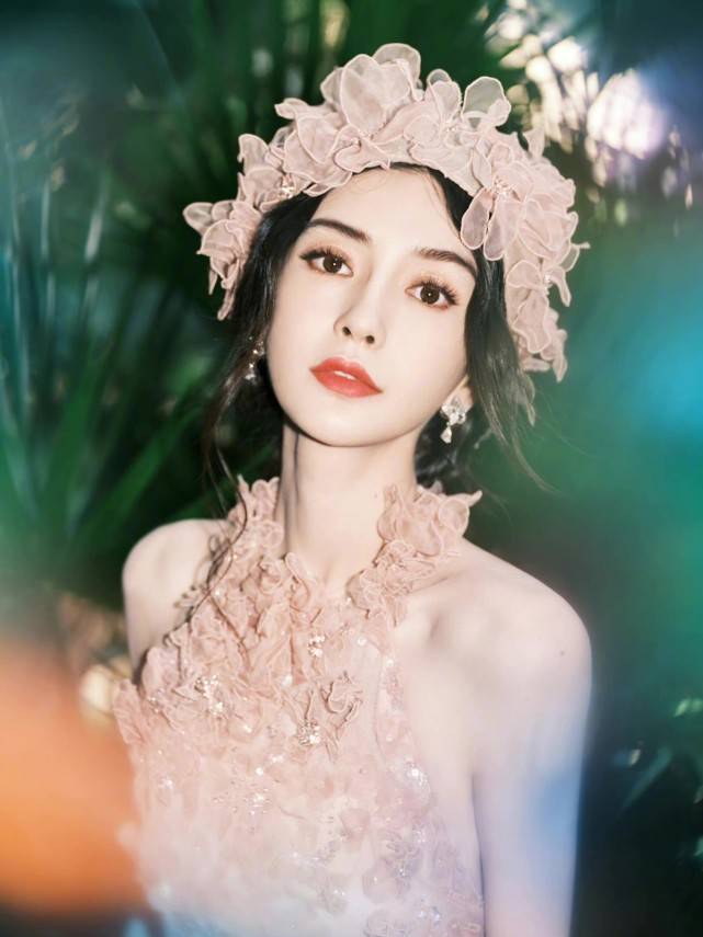 鱼尾明星走红毯全变小仙女！热巴穿印花裙海边走秀，baby拿仙女棒出场