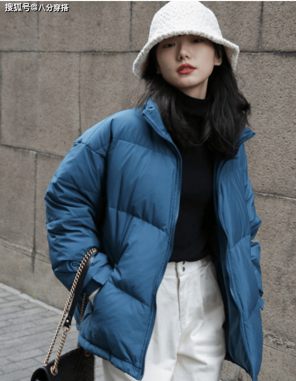 姐妹 今年流行“羽绒服＋小白裤”，保暖舒适又清爽，日常百搭不挑人