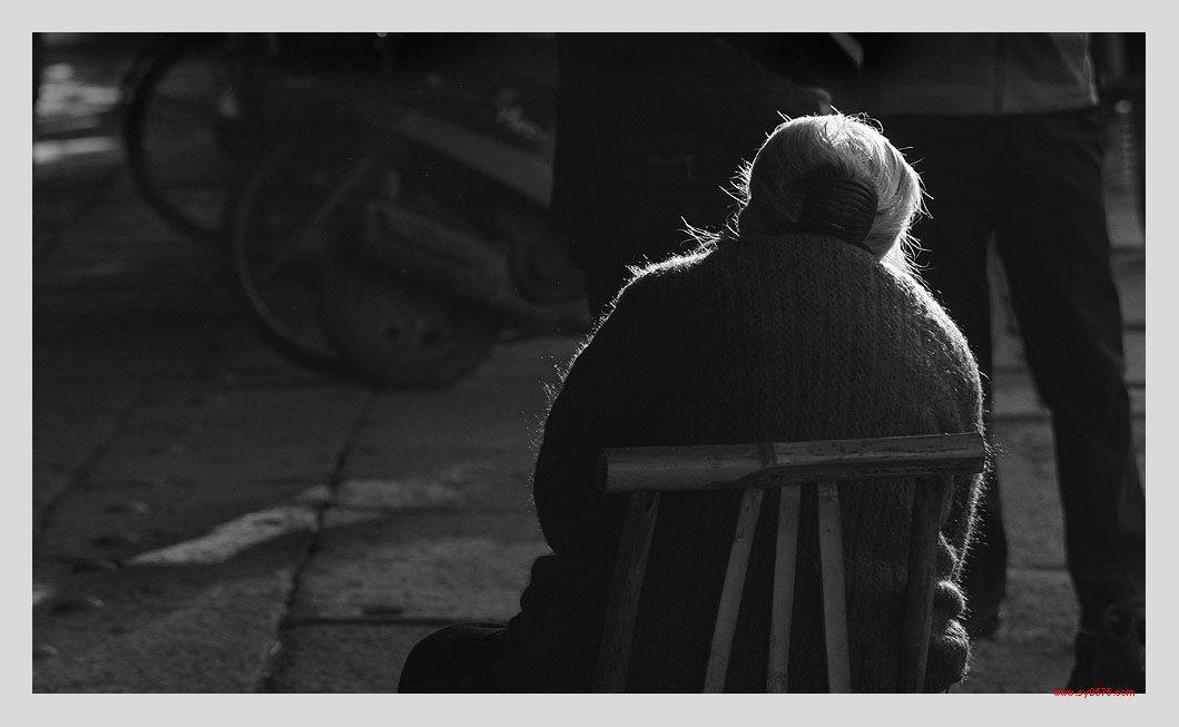 孙女收下奶奶送的三套房却不赡养老人心寒起诉法院撤销赠与