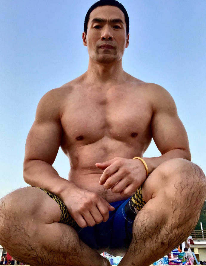 50歲大叔痴迷健身擼鐵，胸肌霸氣人魚線漂亮，狀態不輸20歲小伙！ 健身減肥達人 第13张
