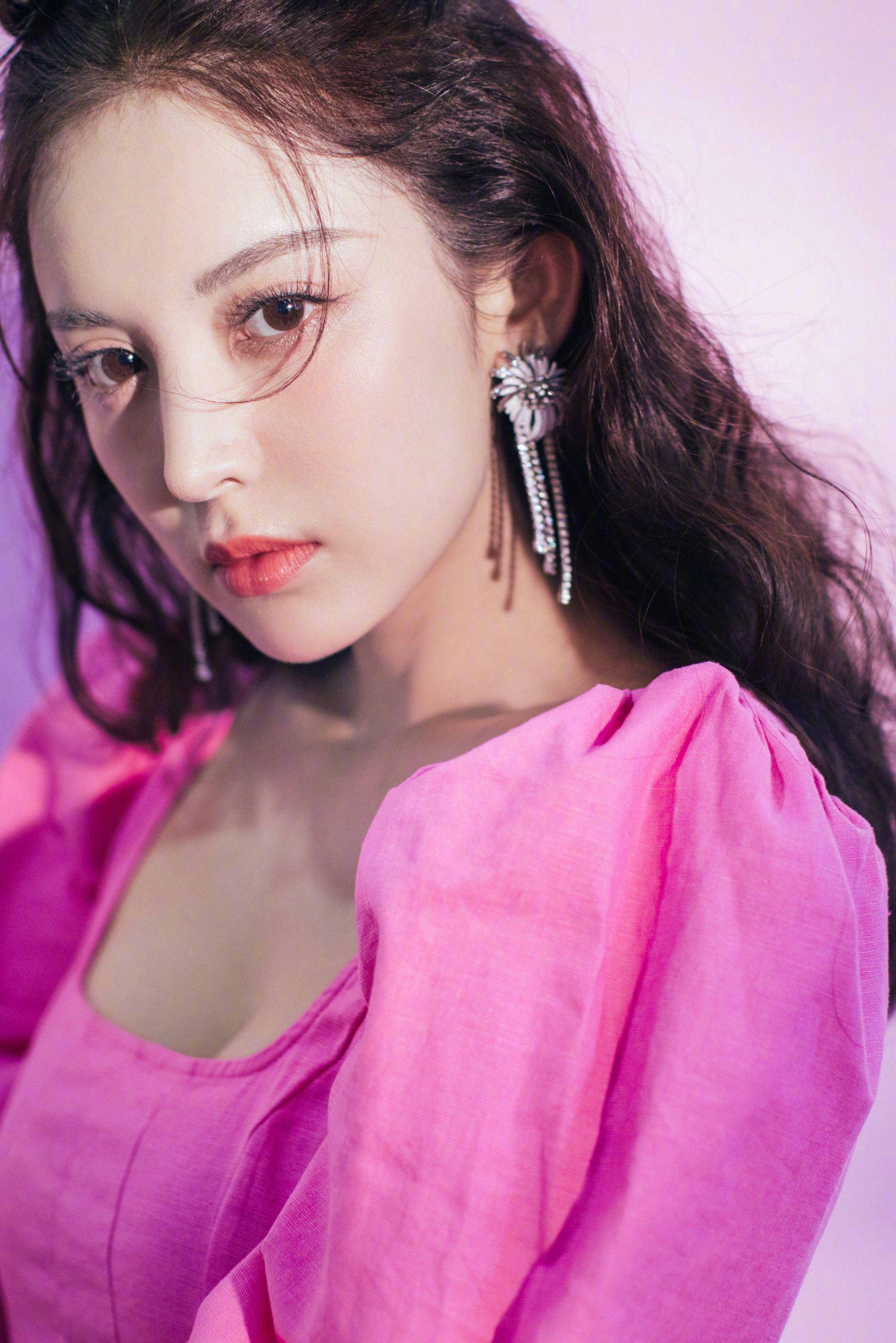 原创古力娜扎上班生图身穿豆绿色马甲套装美飒十足小蛮腰诱人