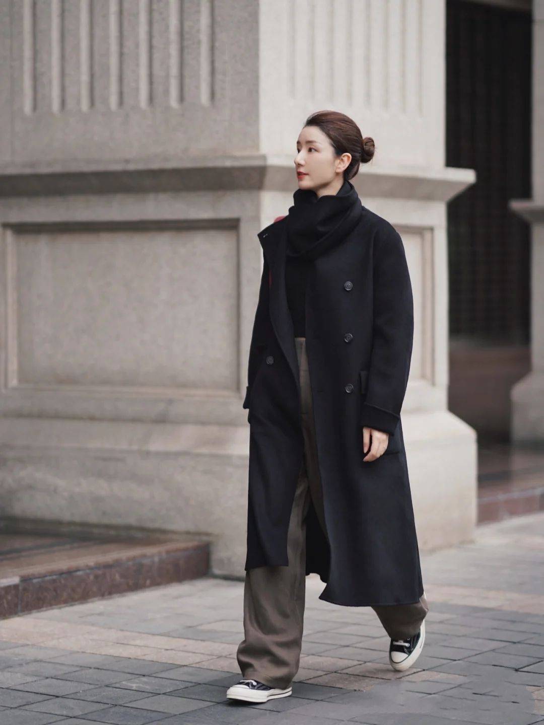 帆布鞋 大衣下面还是穿阔腿裤最“讲究”，配这3双鞋子，穿出体面和优雅