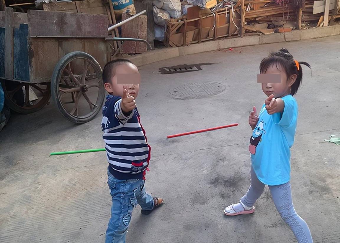 经济|妹妹上幼儿园哭闹，哥哥从大班赶来安慰，老师：哥哥太暖心了！