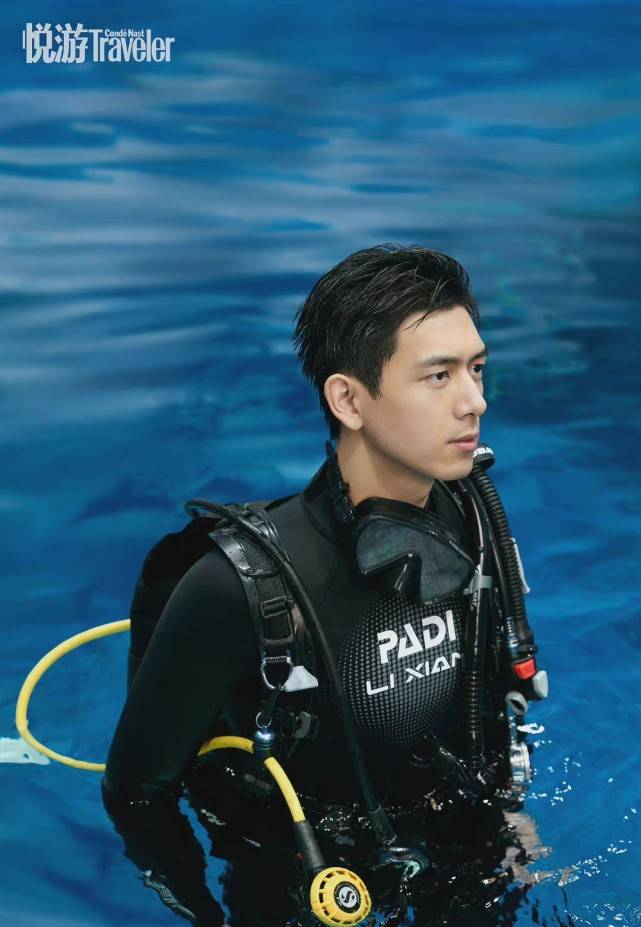 网友李现三亚冲浪被偶遇，湿发运动仿佛似偶像剧男主，身材比例太好了