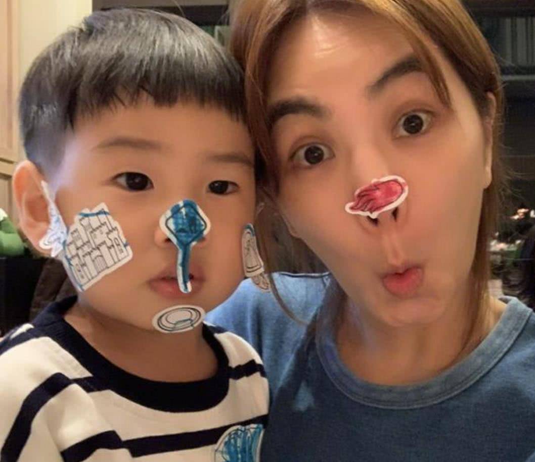 原创ella陈嘉桦自曝常在儿子面前坦诚相见亲自换卫生棉教儿子生理知识