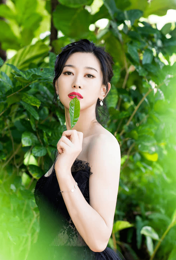 进行孙一文真给运动员长脸！红唇黑裙走红毯美到发光，夸热巴好看超暖