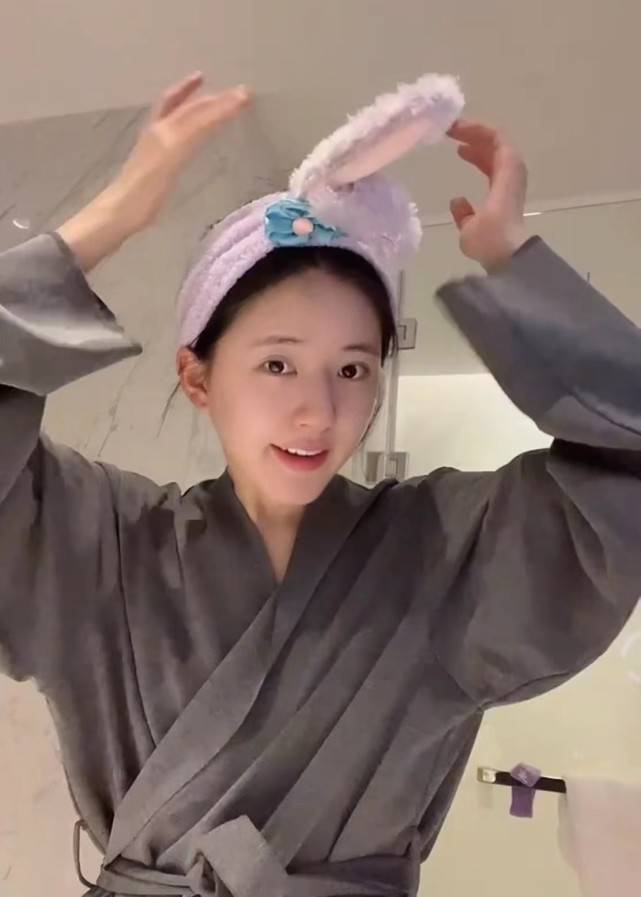 整张赵露思分享沉浸式卸妆，展示搓脸洗眼护肤全程，皮肤状态超好
