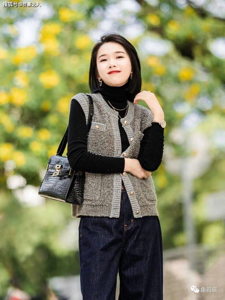 毛衣 冬天想要穿出高级感？灰色大衣搭配粉色毛衣高级又时尚，漂亮大方