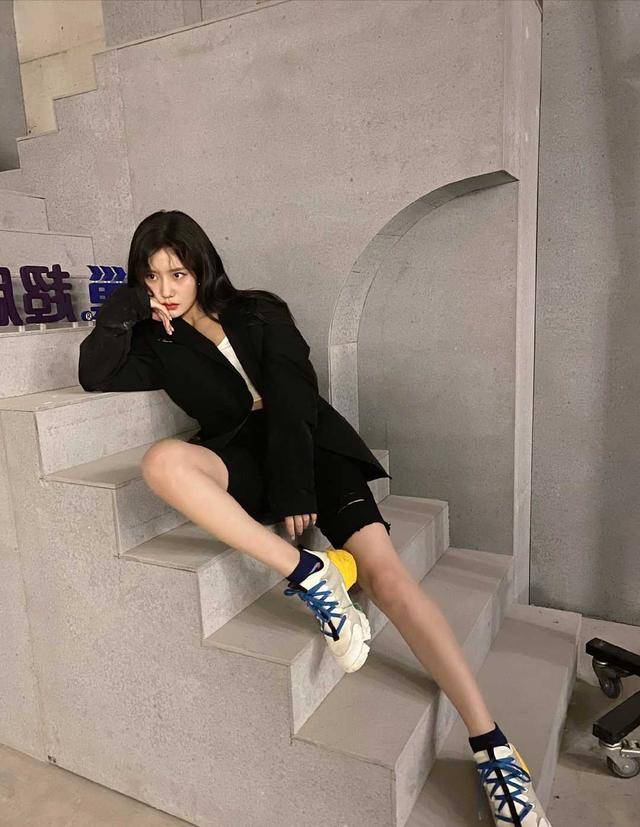 中性 陈意涵品味不一般！中长款格纹衬衫配黑色短裤中性洒脱，个性酷炫