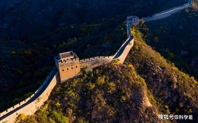 谁是“基建狂魔”？埃及金字塔对比中国万里长城，哪一个更难造？_建筑