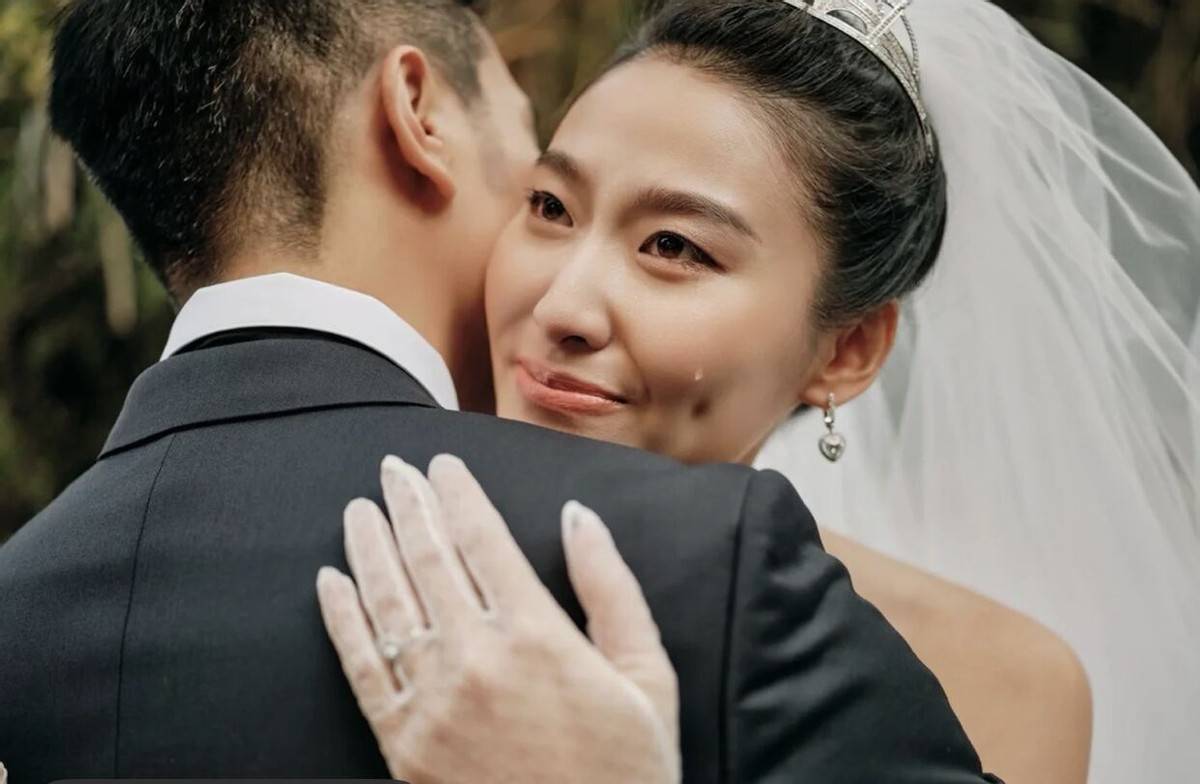 也许是回忆起这一路走来的艰辛,纪焕博老婆王诗晴忍不住红了眼眶,流下