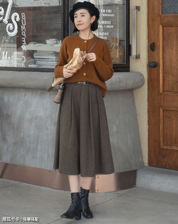 质感 50+女人爱穿的长裙,和毛衣搭配起来最温柔!记住这3点优雅显贵